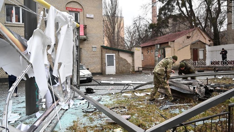 写真は２４日にキエフの通りで撮影。砲弾の残骸を調べる警察と治安部隊/Sergei Supinsky/AFP/Getty Images