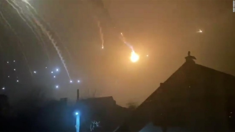 ＳＮＳ上の動画から取得された画像。キエフ上空で起きた爆発を捉えている＝２５日/From Twitter