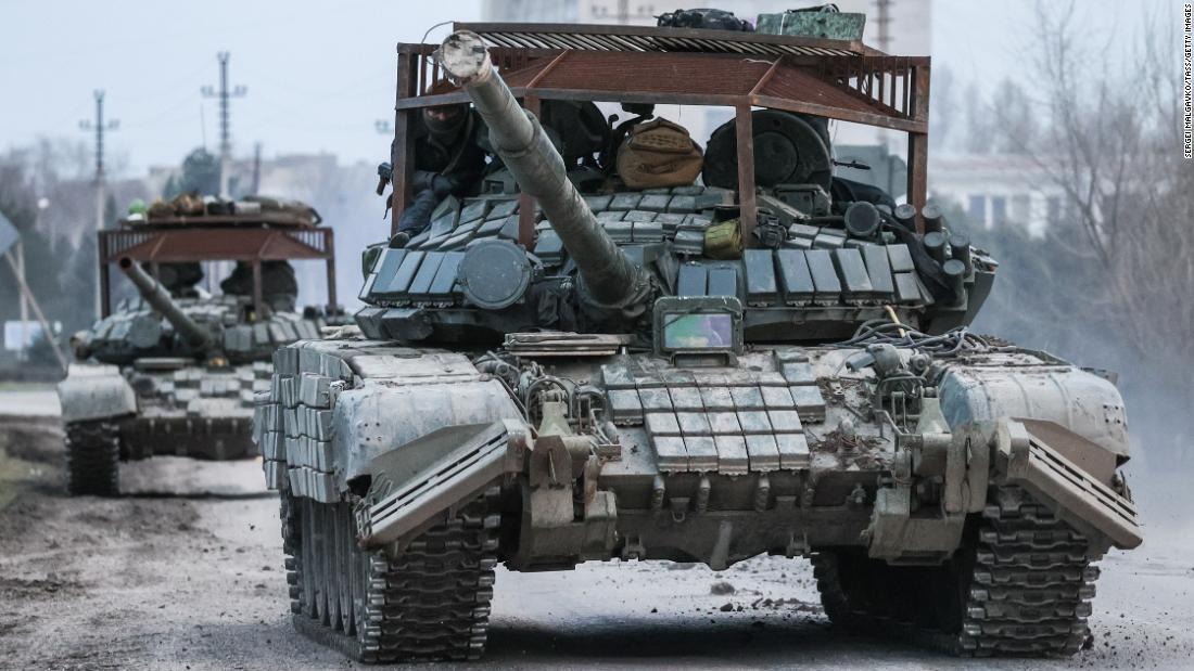 クリミア半島北部アルミャンスクを移動するロシアの戦車＝/Sergei Malgavko/TASS/Getty Images