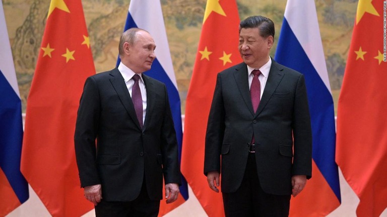 ロシアのプーチン大統領（左）と中国の習近平国家主席＝４日、北京/ALEXEI DRUZHININ/AFP/Sputnik/Getty Images