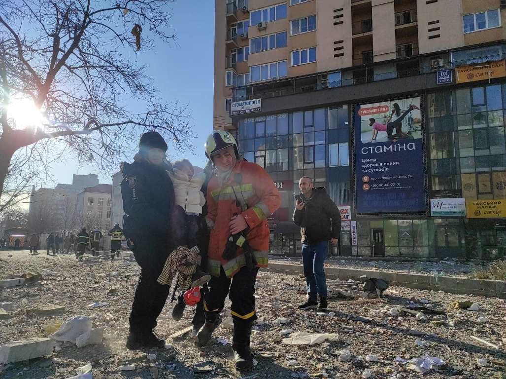 被害を受けた建物から人々が避難＝２６日、キエフ/Ministry of Internal Affairs of Ukraine