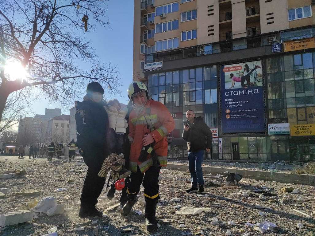 被害を受けた建物から人々が避難=26日、キエフ/Ministry of Internal Affairs of Ukraine