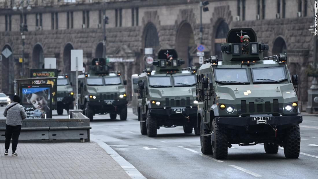 キエフ中心部の独立広場を車で移動するウクライナ軍=23日/DANIEL LEAL/AFP/Getty Images