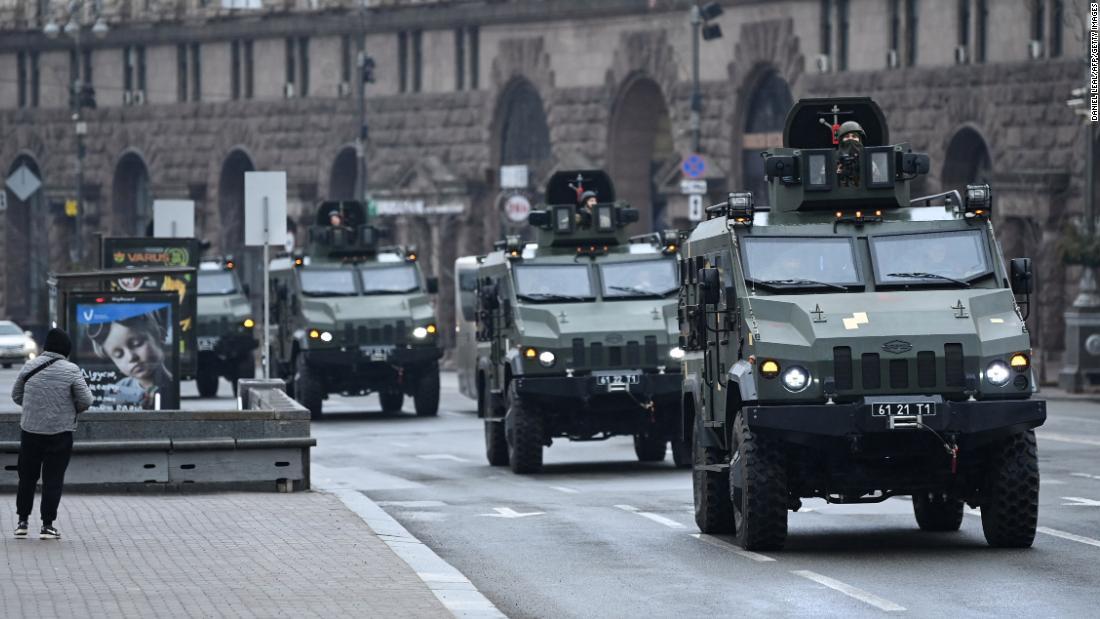 キエフ中心部の独立広場を車で移動するウクライナ軍＝２３日/DANIEL LEAL/AFP/Getty Images