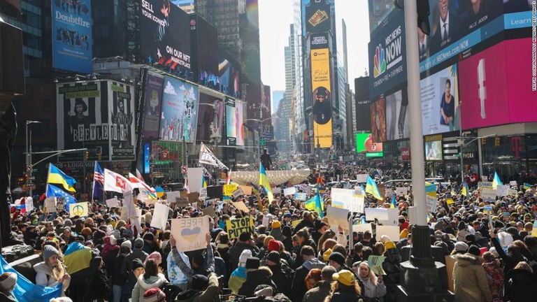 ニューヨーク市など米国の各地で、ロシアによるウクライナ侵攻に抗議するデモが行われた/Tayfun Coskun/Anadolu Agency/Getty Images