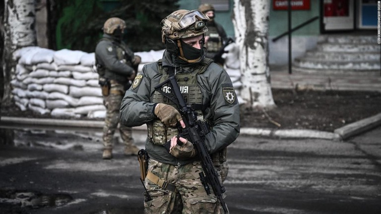 ウクライナ東部の集落に配備された同国軍の兵士/Aris Messinis/AFP/Getty Images