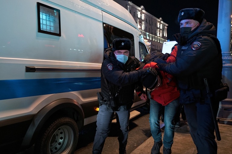 警察に拘束されたデモ参加者＝２４日、ロシア首都モスクワ/Daniil Danchenko/NurPhoto/Getty Images