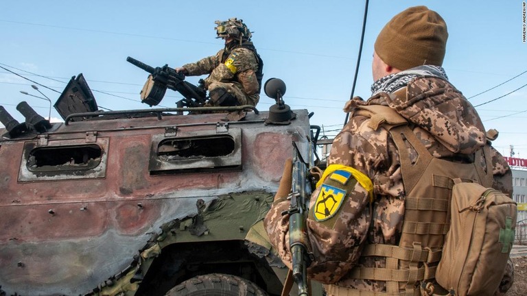 ウクライナ東部ハリコフでの戦闘後、損傷した軍用車を点検するウクライナ兵＝２７日/Marienko Andrew/AP
