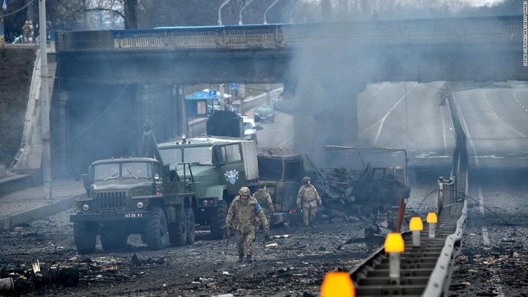 ロシア軍の急襲隊との戦闘の現場に展開するウクライナ軍兵士＝２６日朝、キエフ/Sergei Supinsky/AFP/Getty Images