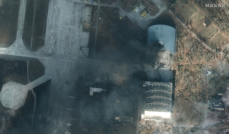 ホストメルのアントノフ空港で被害を受けた飛行機の格納庫が衛星写真に写る/Maxar Technologies/Getty Images