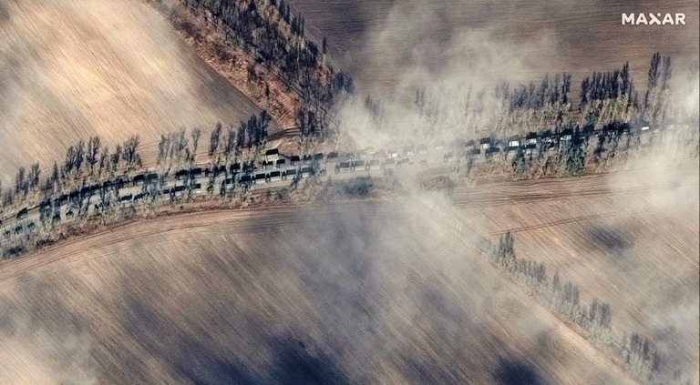 キエフに続く道路に４．８キロにわたるロシア軍部隊が衛星写真に写る/Satellite image ©2022 Maxar Technologies