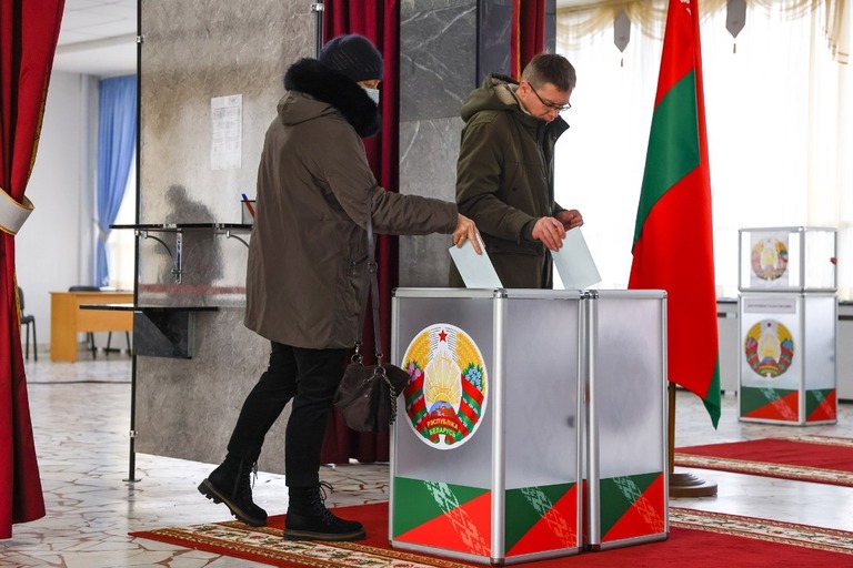 国民投票で投票を行う人々＝２７日、ベラルーシ首都ミンスク/Peter Kovalev/TASS/Getty Images