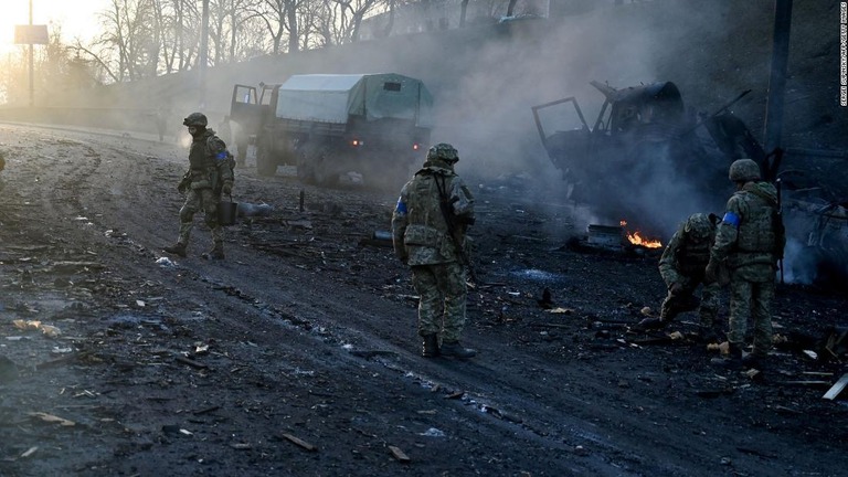 不発弾を回収するウクライナ軍の兵士ら＝２６日、キエフ市内/Sergei Supinsky/AFP/Getty Images