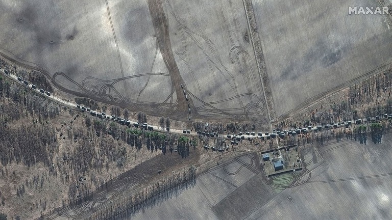 ロシア軍の車列がキエフ郊外に到達する様子を衛星写真が捉えた/Satellite image ©2022 Maxar Technologies