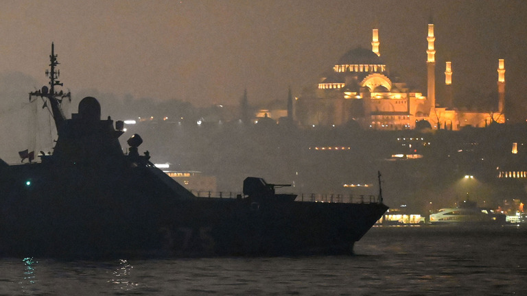 ボスフォラス海峡を通過するロシアの哨戒艇＝２月１６日/Ozan Kose/AFP/Getty Images/File