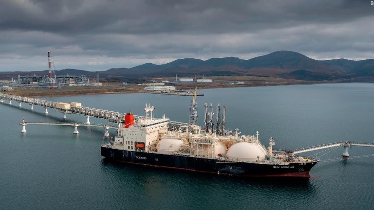 液化天然ガスを搭載してロシアの港を出発するタンカー＝２０２１年１０月/AP