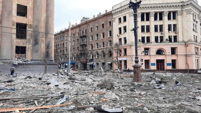 ミサイルによって損傷した庁舎の建物＝１日、ウクライナ・ハリコフ/Ukrainian State Emergency Service/Reuters
