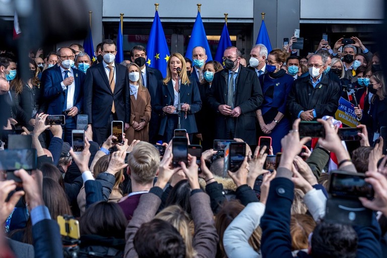 欧州議会建物前に集まるデモ隊に向けて話すメツォラ欧州議会議長（中央）＝１日、ブリュッセル/Omar Havana/Getty Images