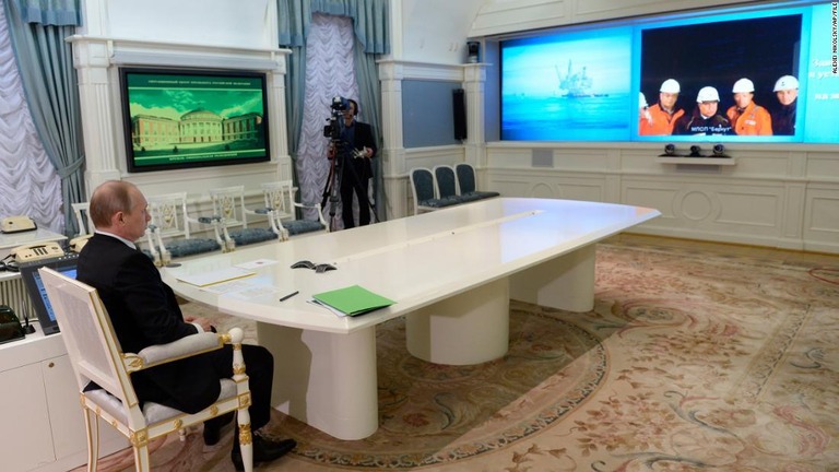 「サハリン１」の掘削プラットフォームとビデオ会議するプーチン大統領（左）/Alexei Nikolsky/AP/FILE