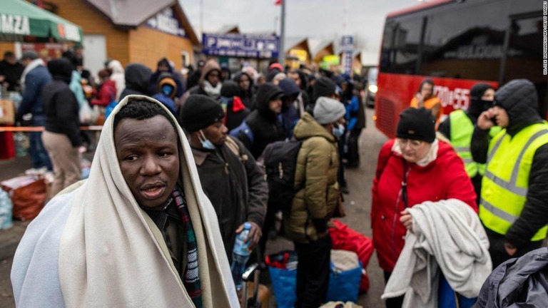 ポーランドとの国境の検問所には、ウクライナ側から様々な国の出身者が集まってくる/WOJTEK RADWANSKI/AFP/Getty Images