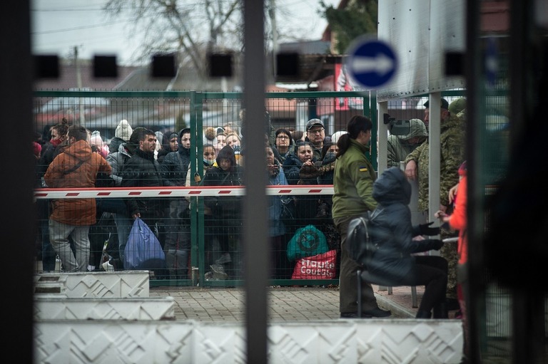 スロバキアとウクライナの国境検問所で待機するウクライナの人々＝２月２５日/Peter Lazar/AFP/Getty Images