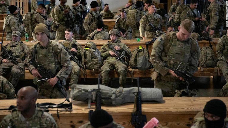 米ノースカロライナ州の基地で欧州派遣に備える陸軍第８２空挺師団の兵士ら/Allison Joyce/AFP/Getty Images