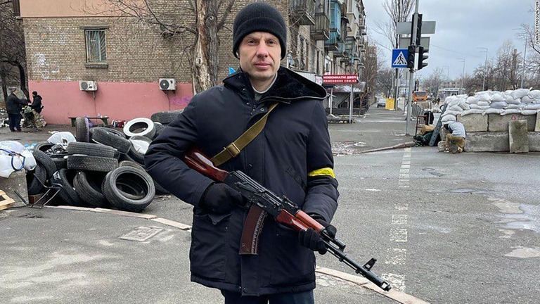 キエフの検問所を警護している男性。ウクライナ議会のメンバーだったという/Ivana Kottasova/CNN