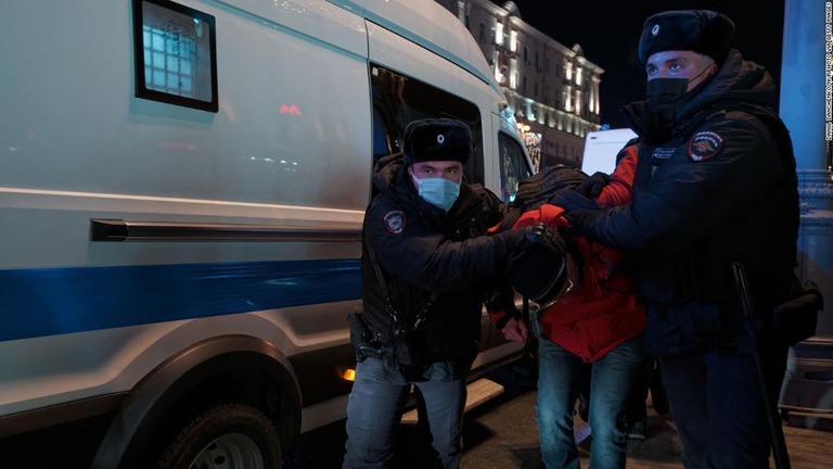 ウクライナ侵攻に反対するデモ参加者＝２月２４日、ロシア・モスクワ/Daniil Danchenko/NurPhoto via Getty Images