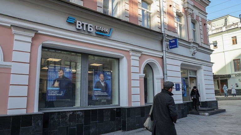 ＶＴＢバンクの支店＝２月２８日、ロシア・モスクワ/Seven Russian banks removed from SWIFT