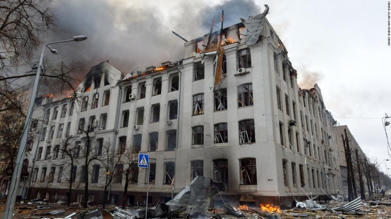 爆撃を受けて火災が発生したとみられるウクライナ東部ハリコフの大学の建物/Sergey Bobok/AFP/Getty Images