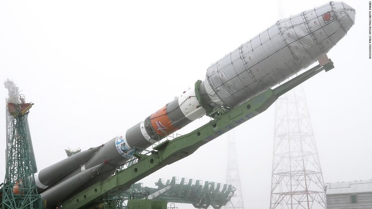 英国のワンウェブの衛星を搭載したソユーズのロケットブースター＝カザフスタンのバイコヌール宇宙基地/Roscosmos Press Office/TASS/Getty Images