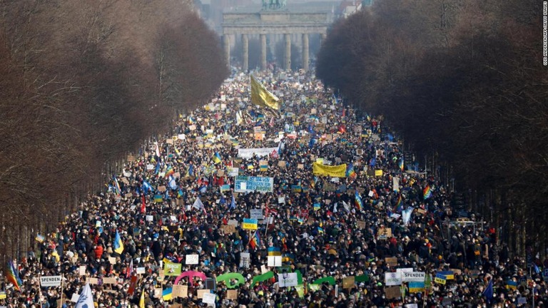 独ベルリンで行われたウクライナとの連帯を示すデモ行進/Odd Andersen/AFP/Getty Images