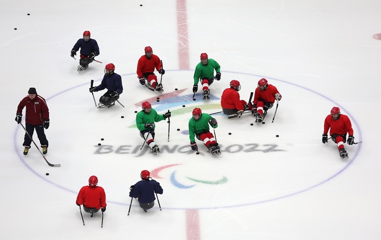 北京の施設でパラアイスホッケーの練習をするロシア出身の選手たち/Carmen Mandato/Getty Images