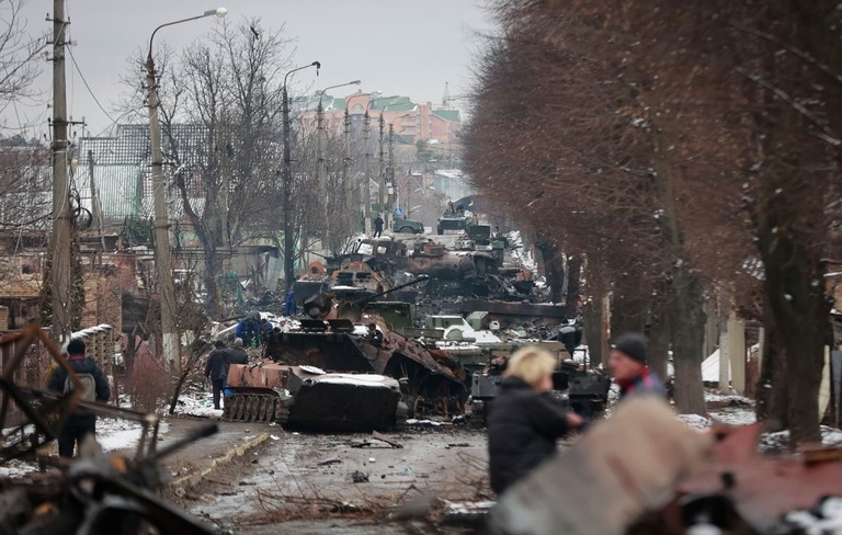 ロシア軍車両の残骸が道に並ぶ＝１日、ウクライナ・ブチャ/Serhii Nuzhnenko/AP