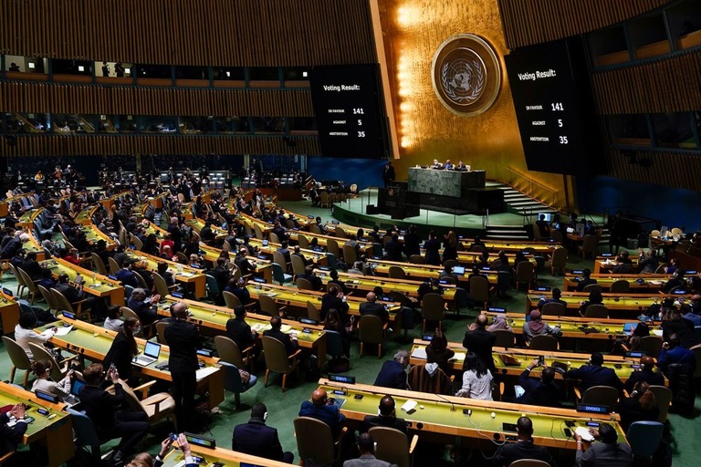 投票結果がスクリーンに表示された国連総会議場/Seth Wenig/AP