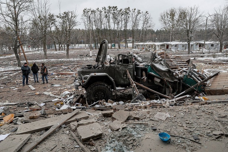 キエフ近郊への爆撃で損壊した軍用車両/Sergey Dolzhenko/EPA-EFE/Shutterstock