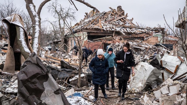 砲撃で破壊された住宅の残骸の中を歩く人々＝２日、ウクライナ西部ジトーミル/Viacheslav Ratynskyi/Reuters