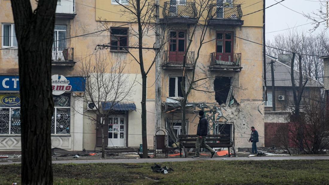 砲撃を受けたアパート＝２日、ウクライナ東部マリウポリ/Evgeniy Maloletka/AP