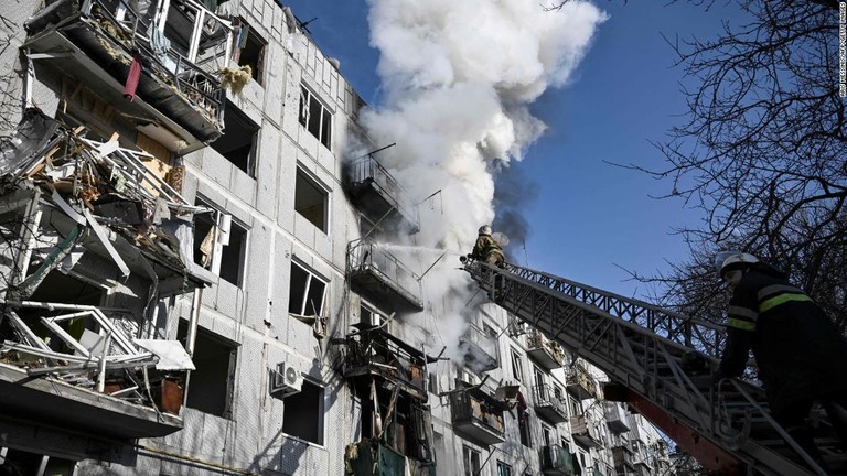 ウクライナ東部チュグエフでの爆撃後、消火作業に当たる消防隊員/Aris Messinis/AFP/Getty Images