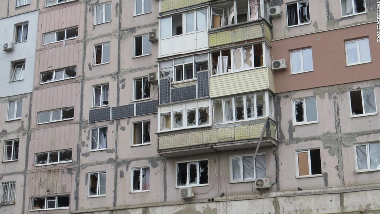 砲撃によって損傷を受けた住宅＝２月２６日、ウクライナ南部マリウポリ/Nikolay Ryabchenko/Reuters
