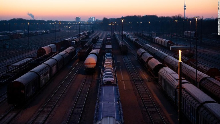 独鉄道駅に停車する貨物列車。ＥＵはロシアに対し物品の輸出禁止措置を取っている/Sven Hoppe/picture alliance/Getty Images