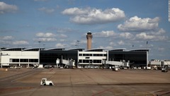 国際便が米ヒューストンに緊急着陸、問題行動の乗客３人を排除
