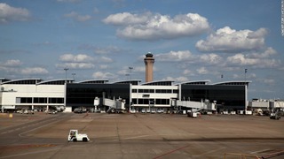 国際便が米ヒューストンの空港に緊急着陸し、問題行動を起こした乗客３人を排除した