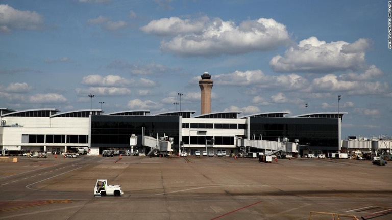 国際便が米ヒューストンの空港に緊急着陸し、問題行動を起こした乗客３人を排除した/Justin Sullivan/Getty Images/File
