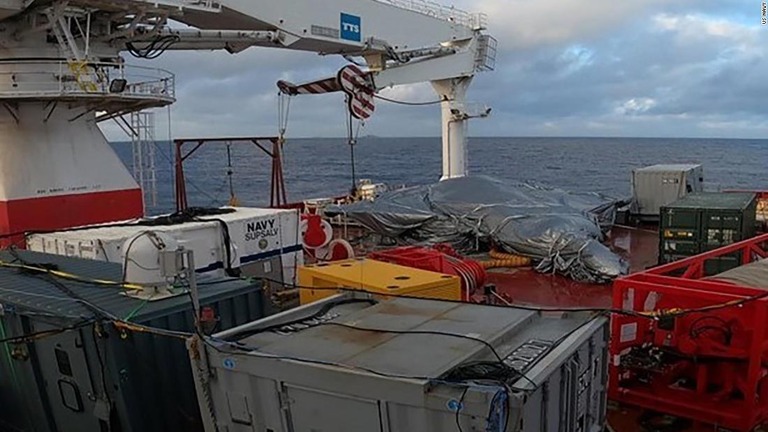 海底からＦ３５Ｃ戦闘機の残骸を回収する米海軍＝２日、南シナ海/US Navy