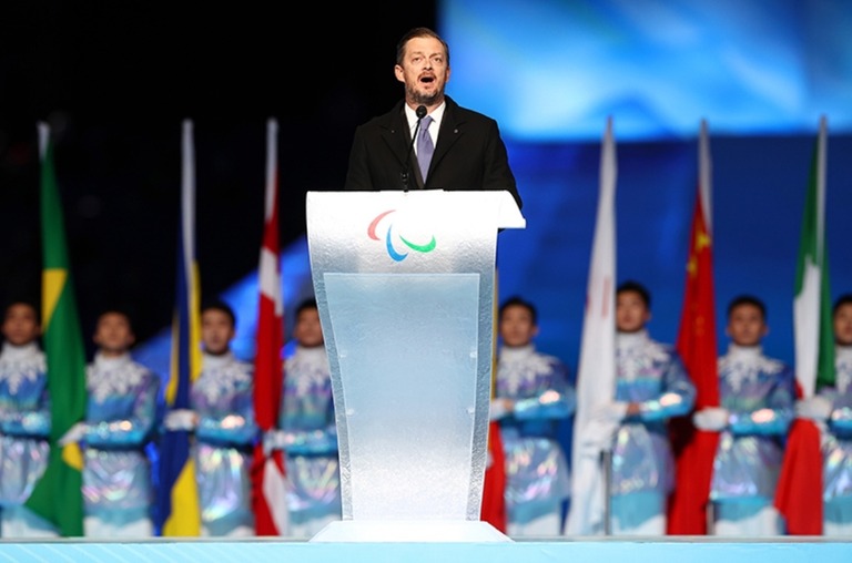 北京パラリンピックの開会式でスピーチするＩＰＣのパーソンズ会長/Ryan Pierse/Getty Images
