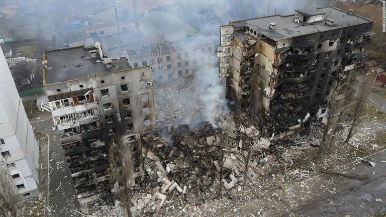 砲撃により破壊されたウクライナの首都キエフ近郊の町にある居住用建物/Maksim Levin/Reuters
