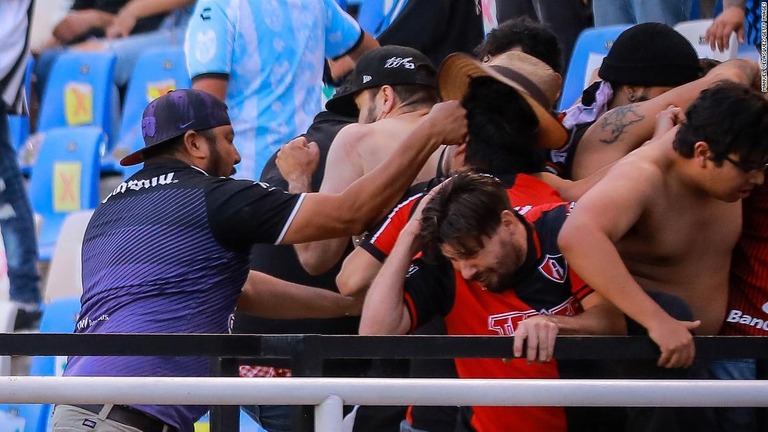 サッカーの試合中に観客同士の乱闘騒ぎがあった/Manuel Velasquez/Getty Images