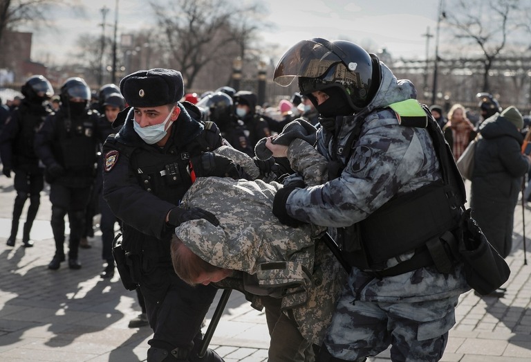 モスクワ中心部で抗議する人を拘束する警察＝６日/Yuri Kochetkov/EPA-EFE/Shutterstock