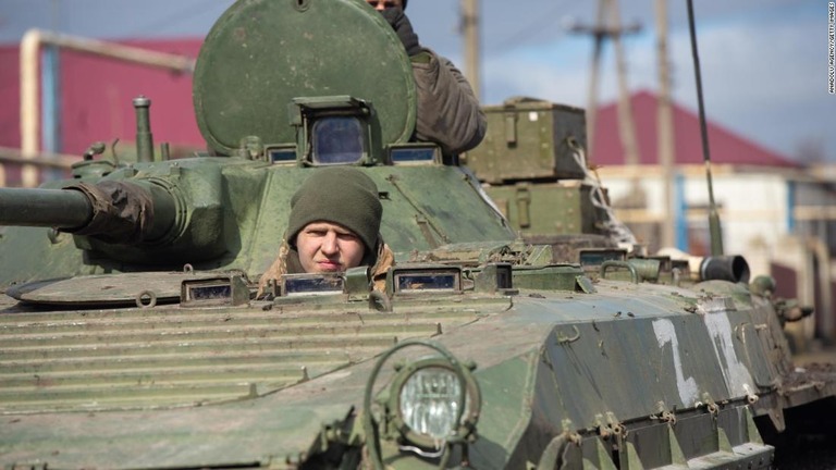 側面に白字で「Ｚ」と記した戦車（＝分離派勢力支配下のウクライナ東部ドネツク地方）/Anadolu Agency/Getty Images